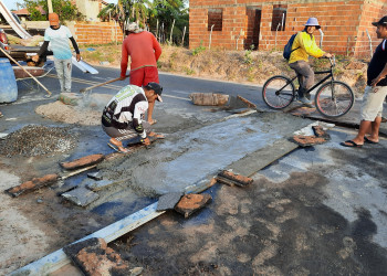 Povo desiste de esperar a Prefeitura de Luis Correia e constrói quebra molas em Macapá